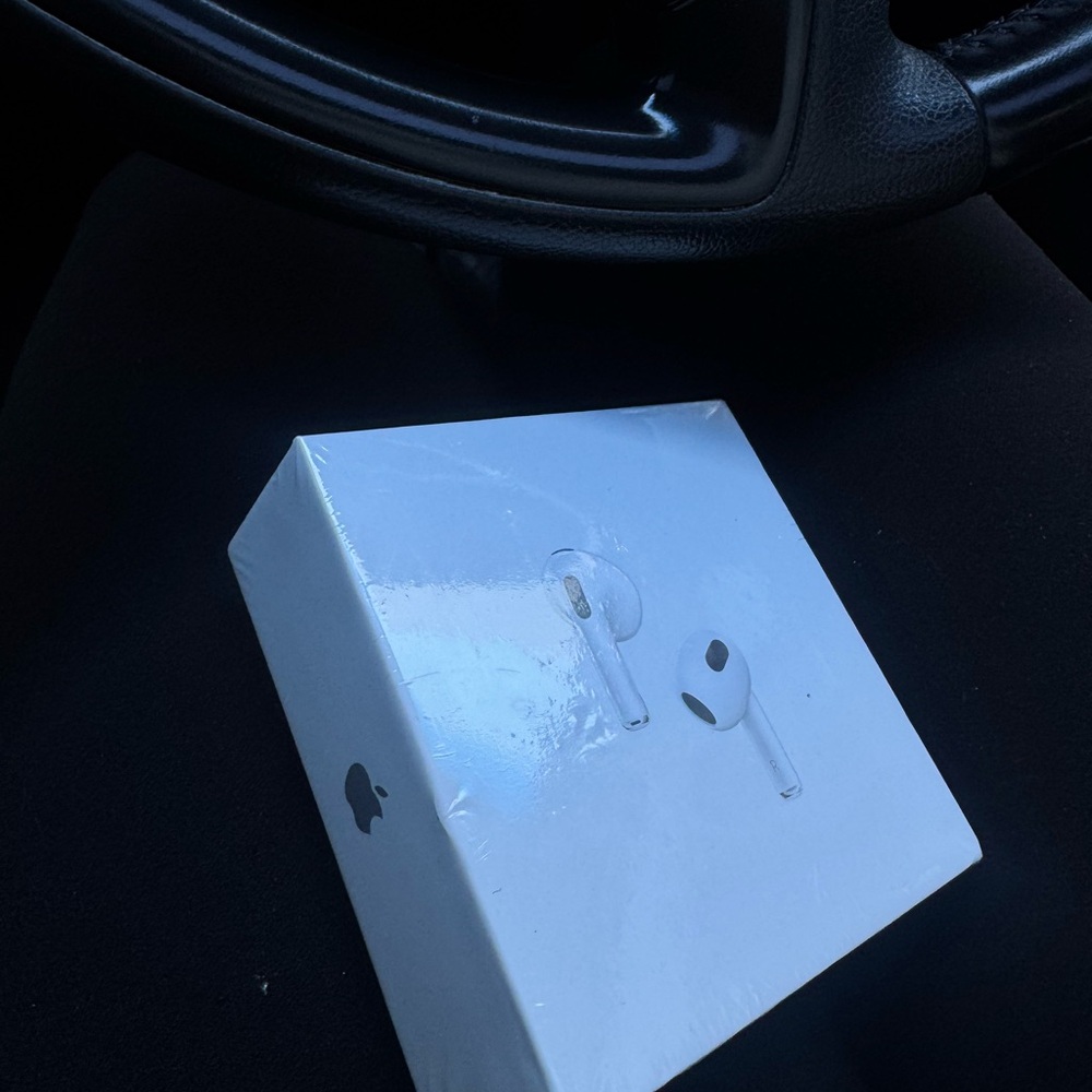Apple AirPods with MagSafe Case in White
